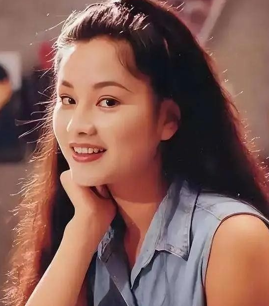 53岁的瞿颖打碎了所有人的意难平她没嫁胡兵，没生孩子，却在清迈，给一个外国机长