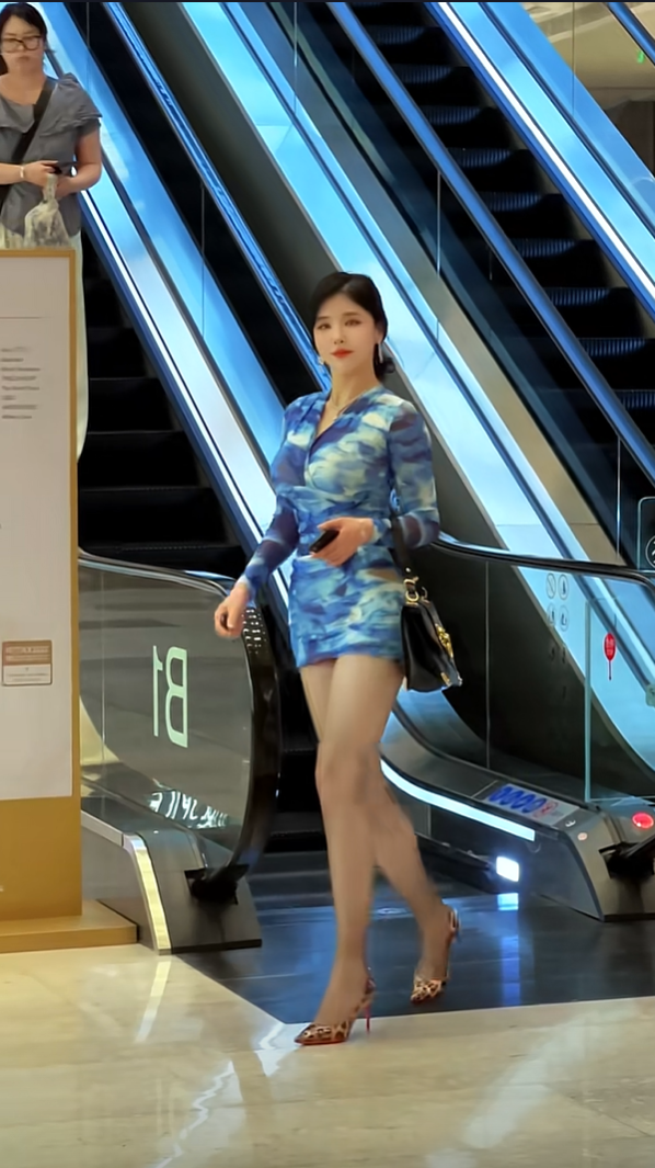 后面那位，想杀她的心都有[哭笑不得][哭笑不得][哭笑不得]