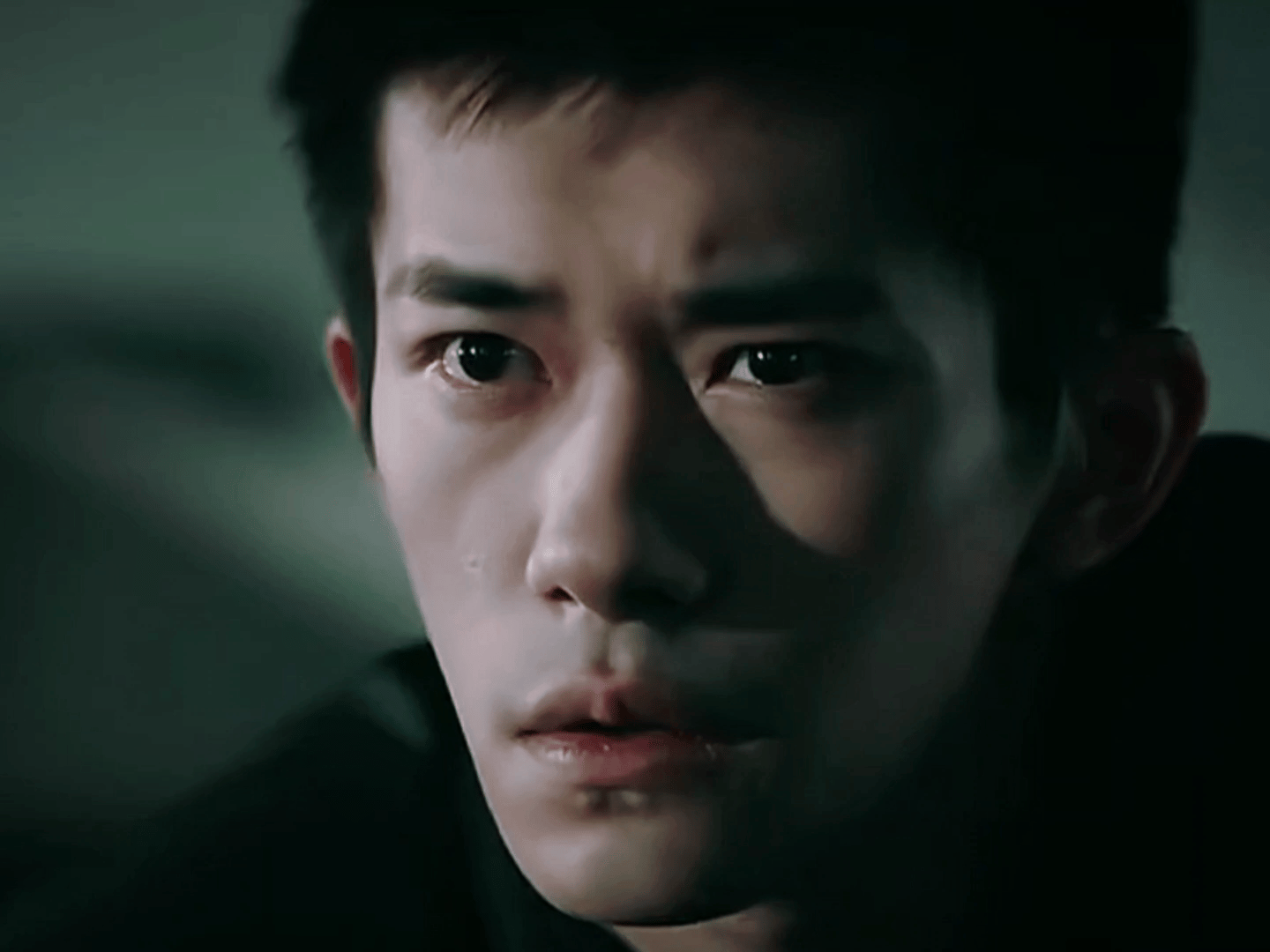 网友评，易烊千玺一番电影《惊蛰无声》票房扑了，以全明星阵容，同档期没什么对手，又