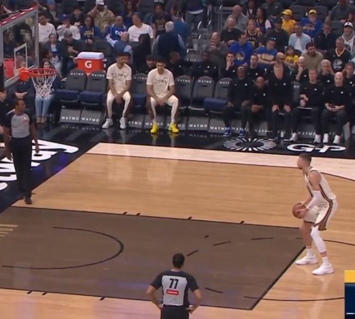 惨！勇士板凳席：端坐两人！对阵奇才，勇士7人缺阵，包括：巴特勒、库里、赛斯库