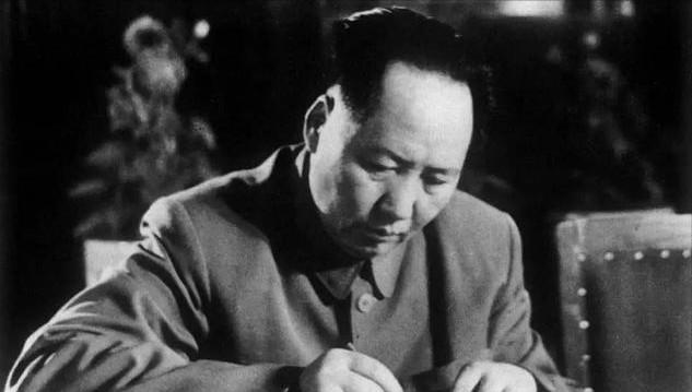 1965年冬天的一个普通上午，周总理到主席办公室后，毛主席突然支开了所有的警卫和