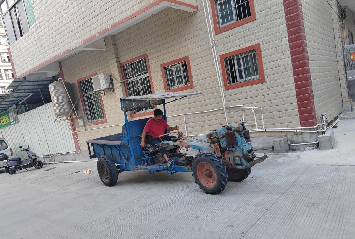 广东人早茶一坐就是三小时，福建人进庙一拜就是一整天。视频里把两地日常拍成对比片