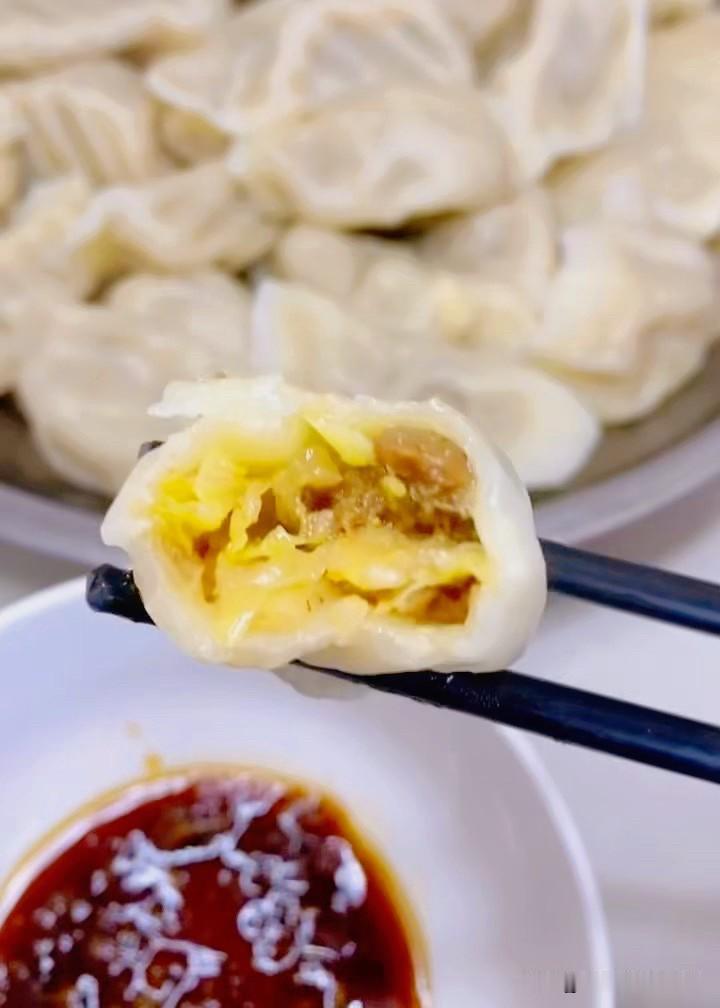 我作为东北人最爱吃的就是猪肉酸菜馅儿的饺子。自家腌的酸菜，配上肥瘦相间的猪肉
