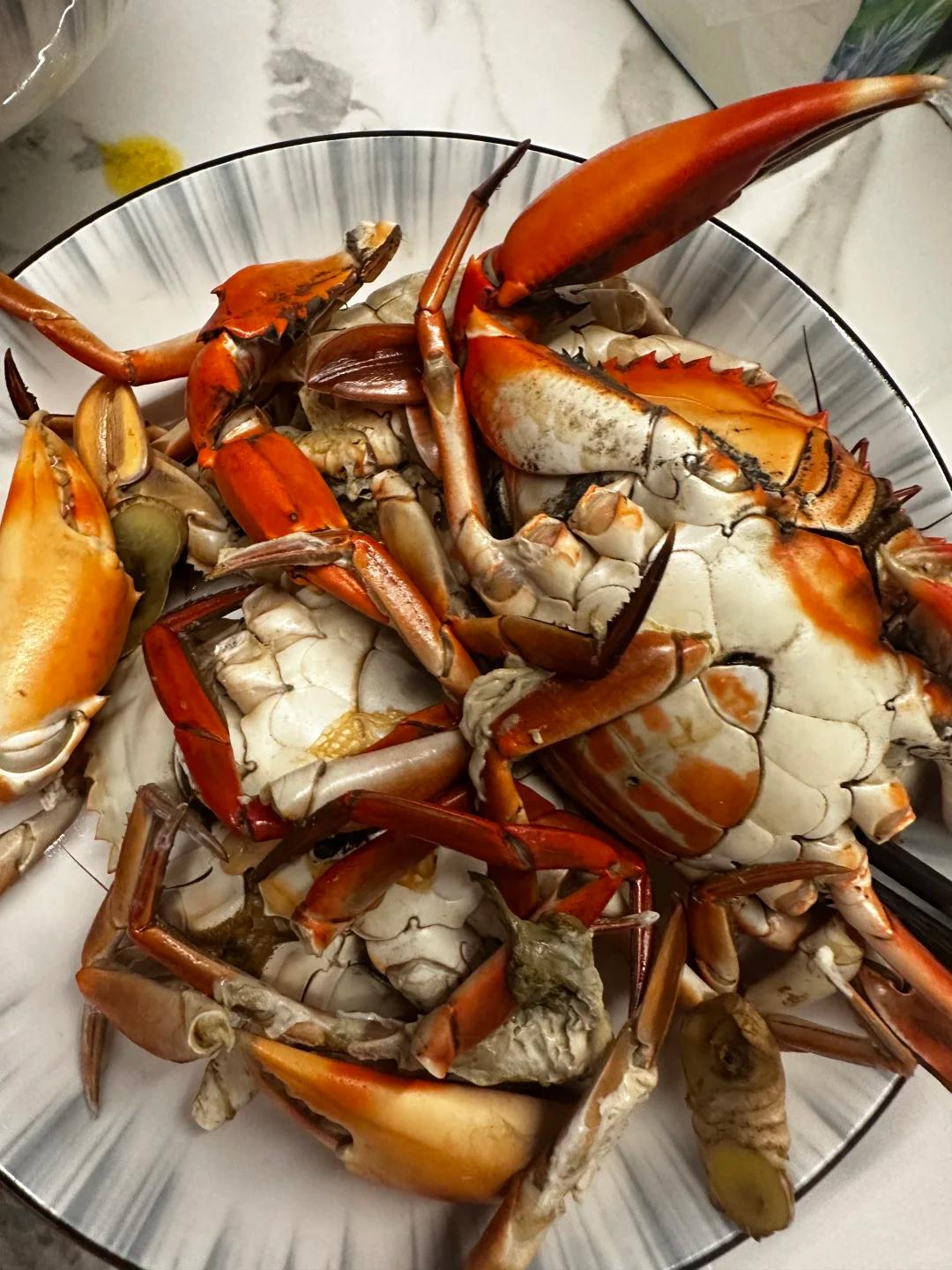 温州一女子气炸！花100元买的蟹，都是黑的…昨天，有网友在社交平台上发帖吐槽