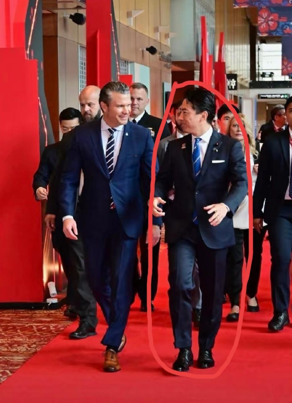 半夜吹口哨，给自己壮胆，日本防卫大臣小泉进次郎12月11日说，我12日，也就是明