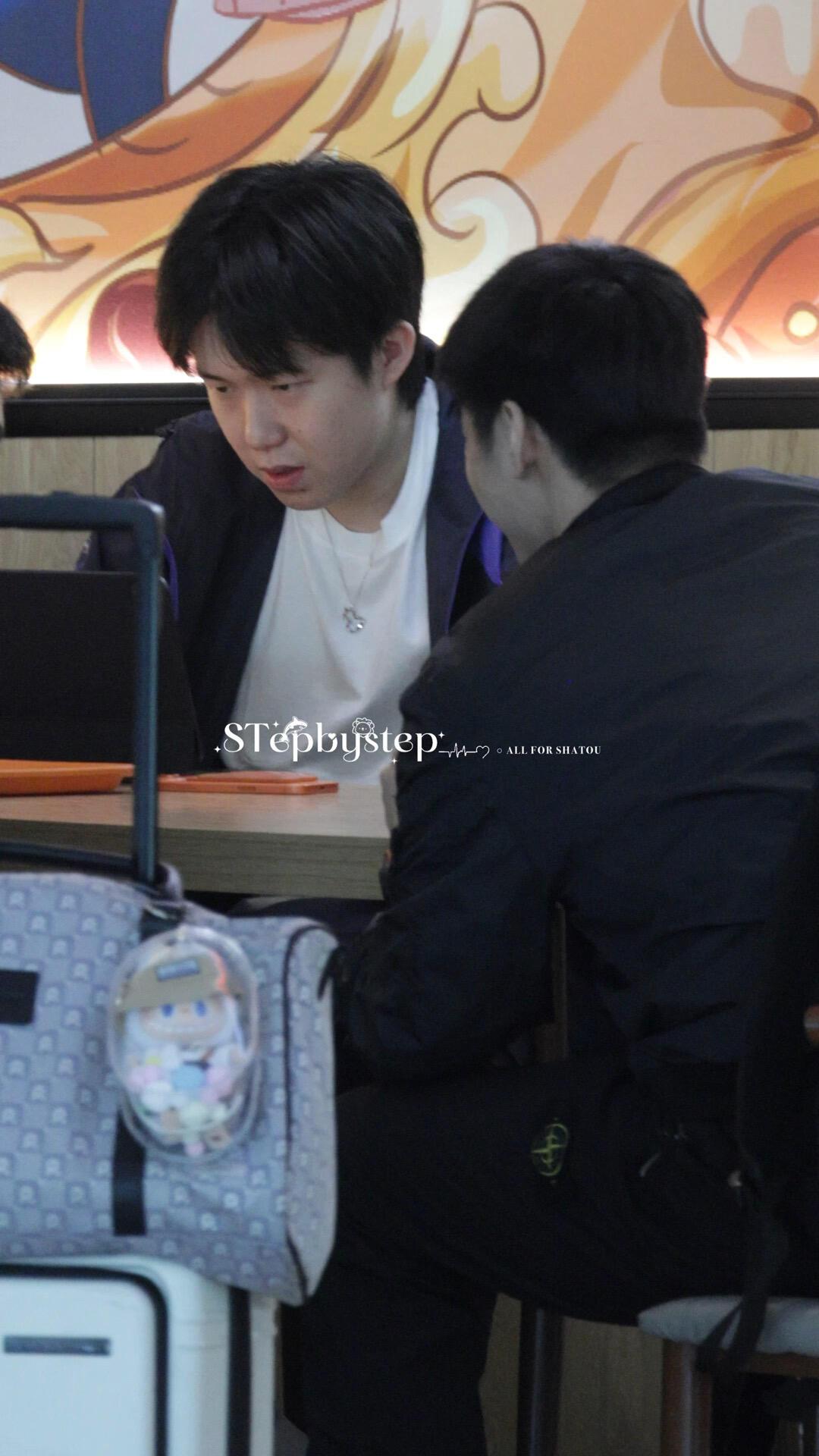 头哥去哪里起飞前起飞后，都要吃饱喝足，简单的一顿饭又开心了！笑嘻嘻的喝着奶茶，