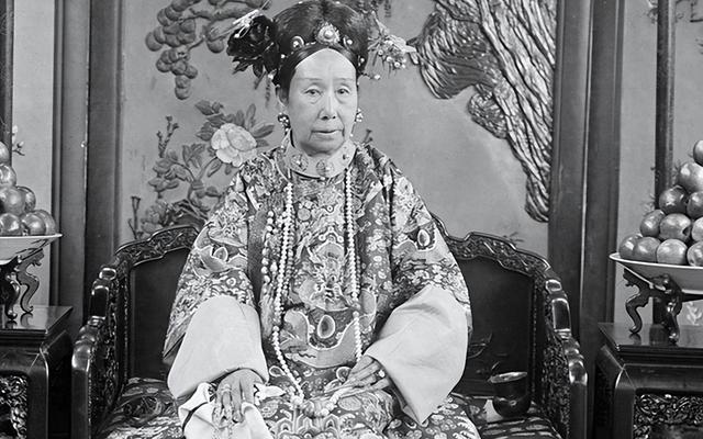 慈禧太后，晚清实际掌权者，1908年逝世，享年73岁。她生前极尽奢华，耗时十三年