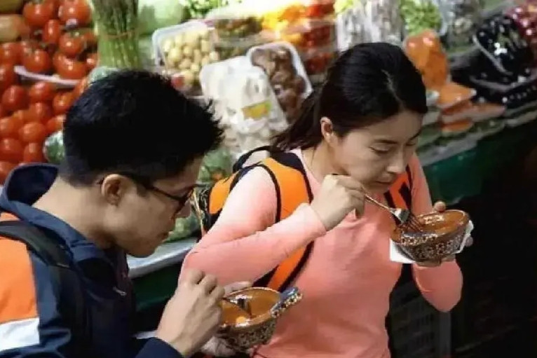 瞧，最接地气的豪门霍启刚与郭晶晶竟然在街边小摊大快朵颐呢！一对璧人出行衣着朴素，