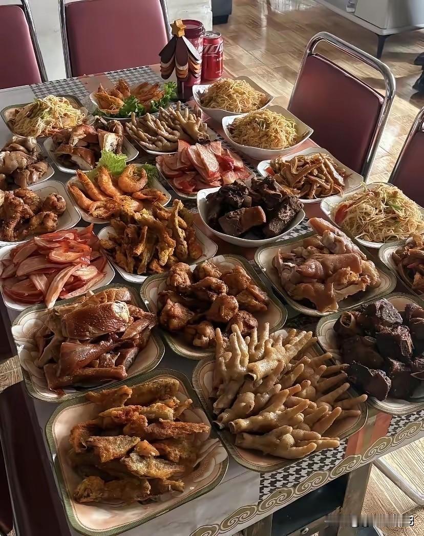 不叫上几个兄弟整两厢啤酒，都对不起这桌菜。