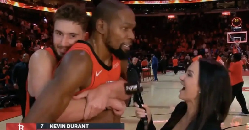 申京太不注重场合了火箭主场117-113加时艰难击败魔术，赛后杜兰特正在接受