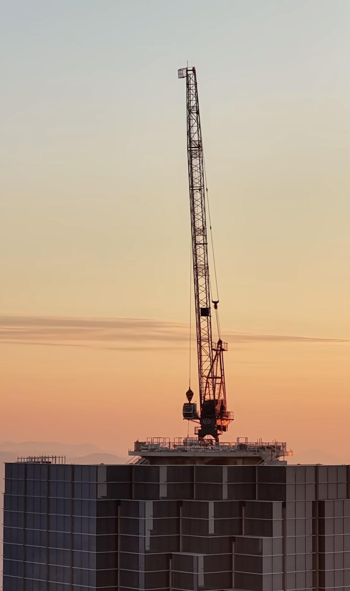 济南428终于封顶了从2015年破土动工到现在十年了历经风雨终于封顶了作