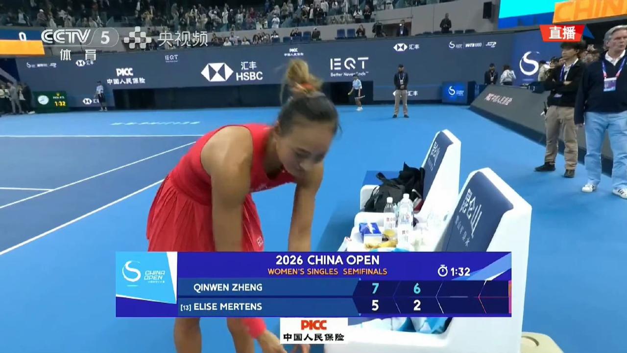 郑钦文2-0直落两盘横扫梅尔滕斯晋级中网决赛！将与小米辣争夺冠军。2026中网