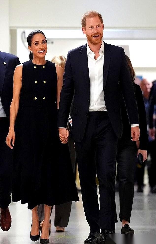 兜兜转转，哈里这一家子，终究还是要回英国了。不是探亲，是搬家。连孩子的学校都