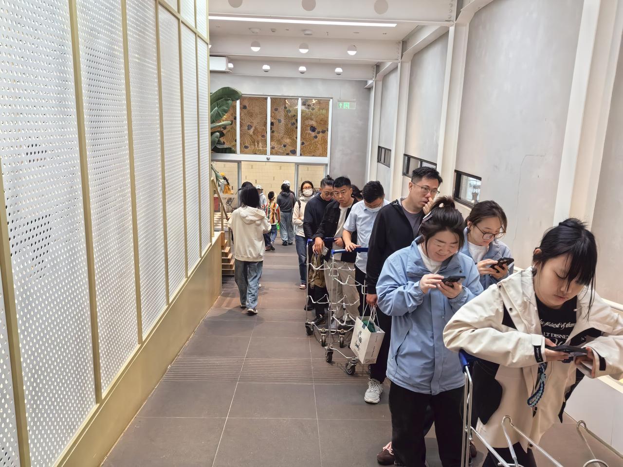 阿那亚实拍，食堂都排出去了[捂脸哭][捂脸哭]大家小长假会选择去海边玩吗[呲牙笑][呲
