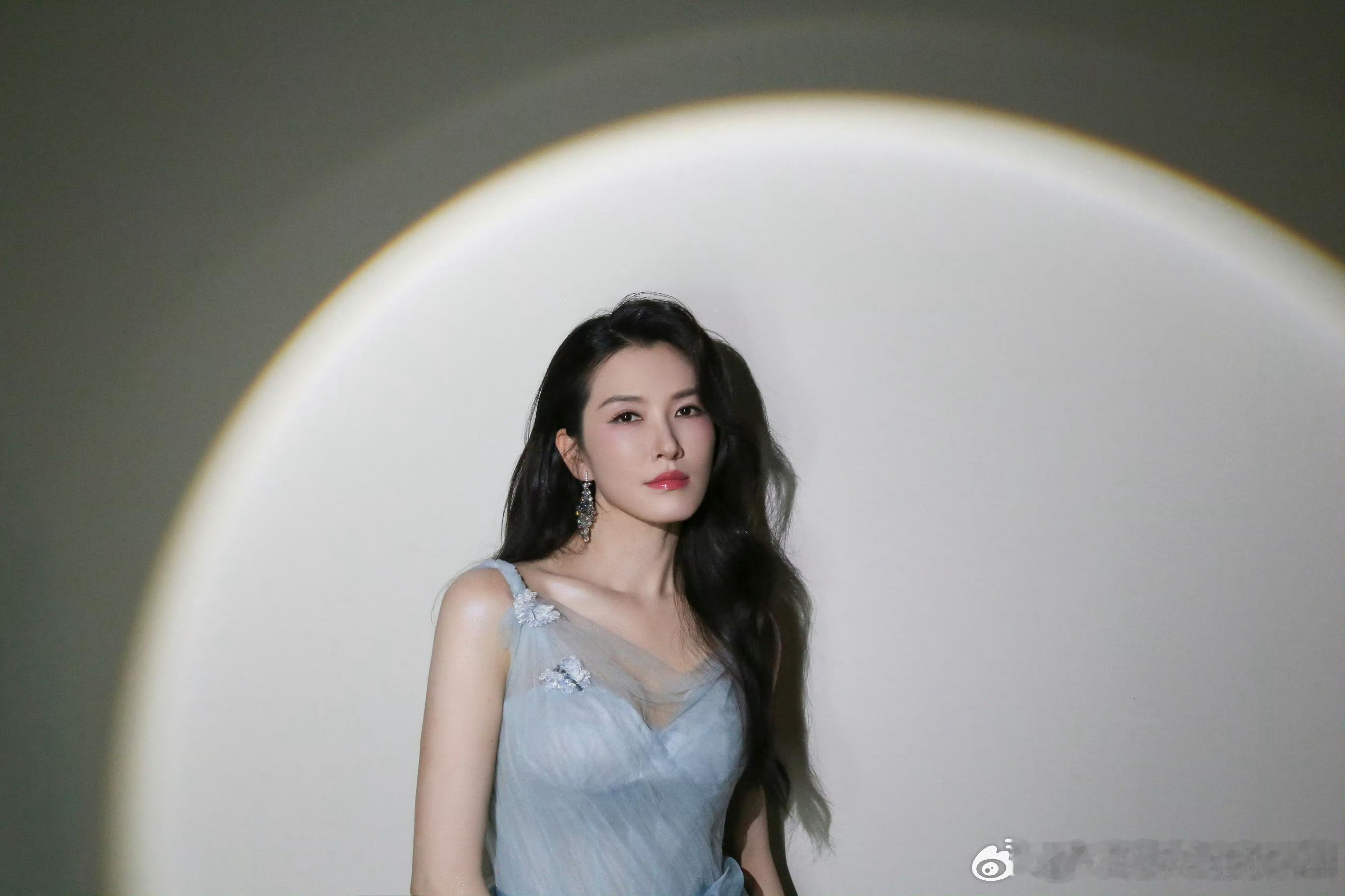 大家都在传徐洁儿美的不行真的没夸大！徐洁儿的美很有辨识度，灵动又大气，难怪大家