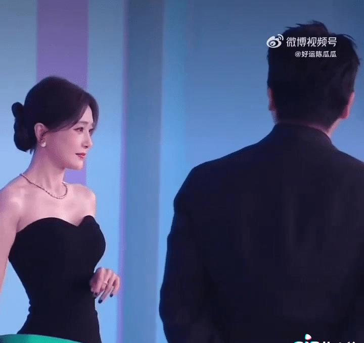 哎，你看看。这年头，连“绅士风度”都得上秤称，拿尺量了。提个裙摆，得讲究半臂