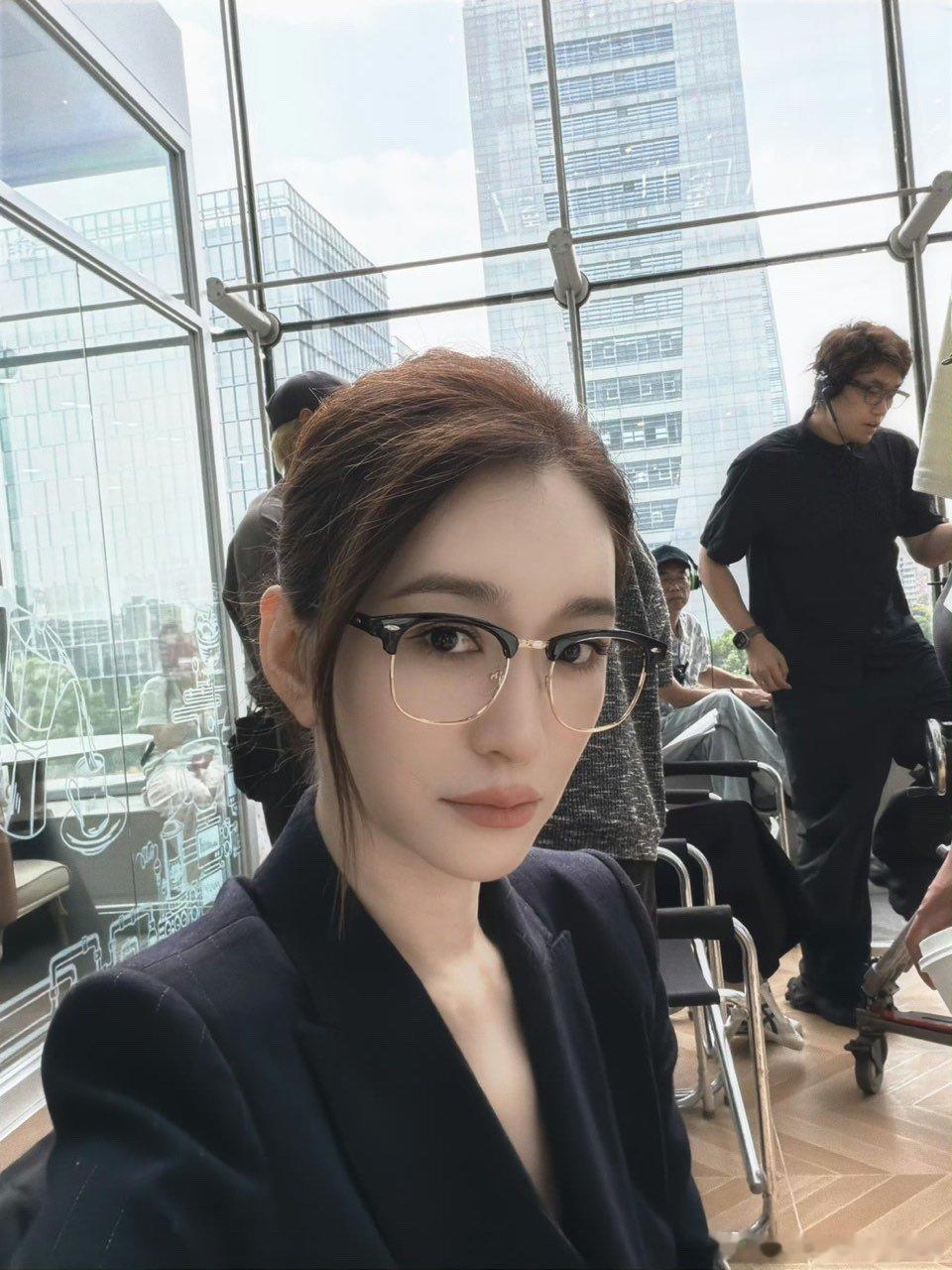 李小冉又演大姐大了不想睡的星期五这就是演员的实力吧?️李小冉一秒进入大姐大状态，