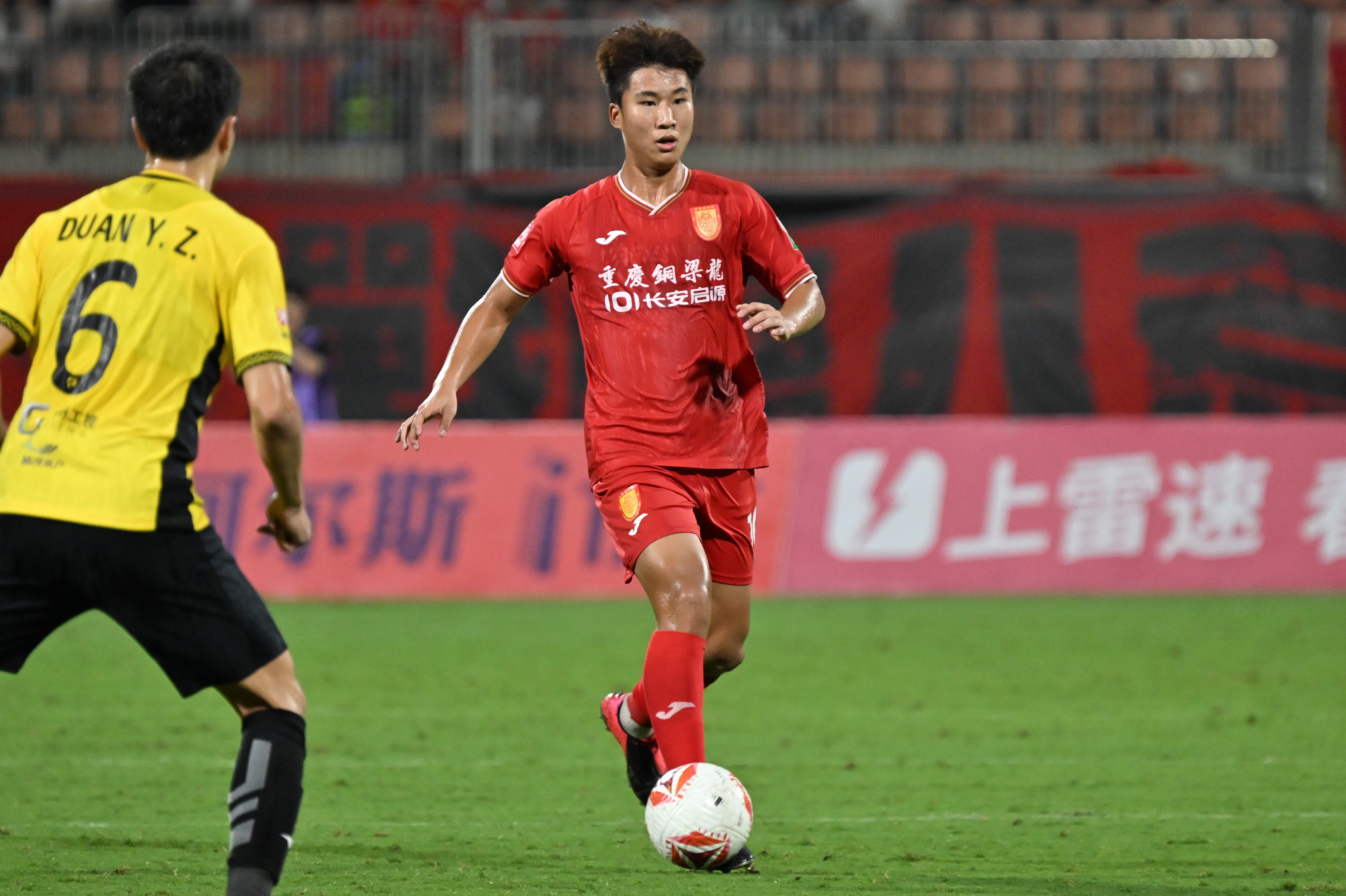 足球报谈中甲冲超: 铜梁龙比广州豹形势更好, 南通具备搅局者潜质