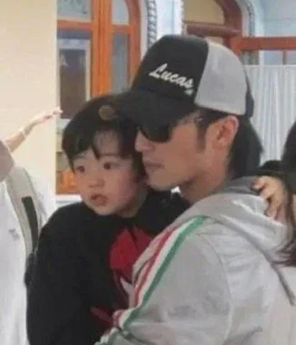 谢霆锋和大儿子Lucas小时候的日常合照，很难得看到桀骜不驯的谢霆锋如此慈爱的一