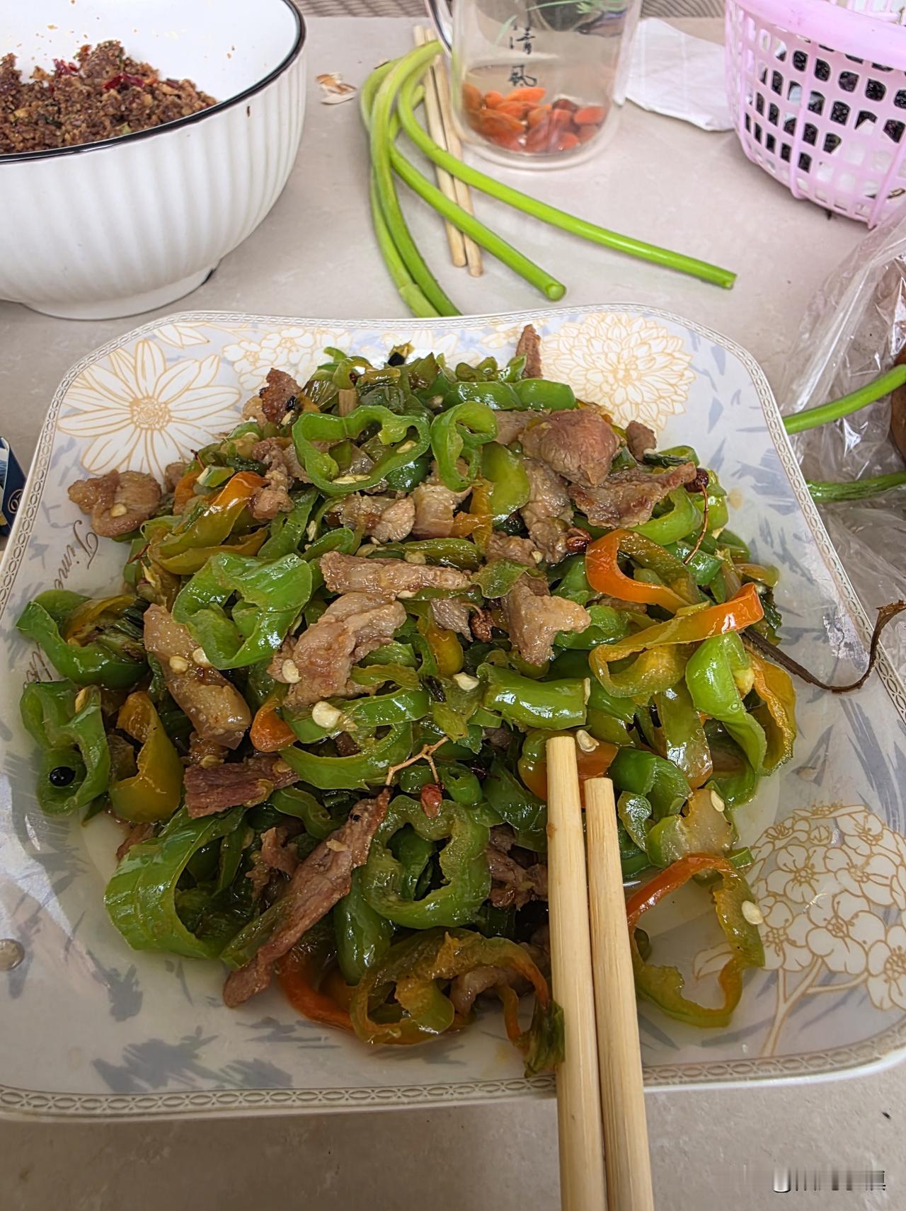 看到老娘吃饭，想起一句歇后语……明明有馅饼有粽子，哪一个都比煎饼软和，可偏偏