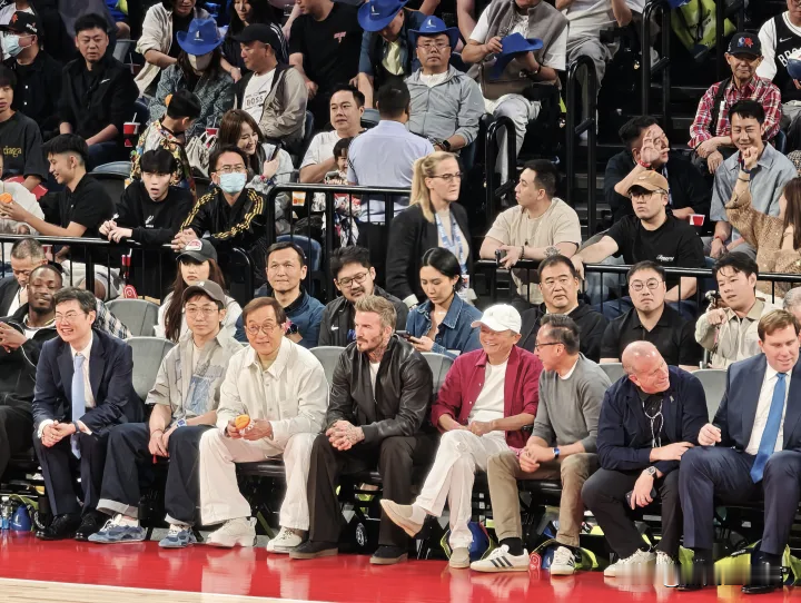 马老师又去澳门看篮球比赛了，还有蔡崇信、成龙和贝克汉姆等人在旁边陪着。