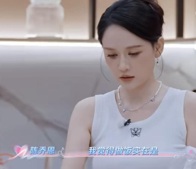 陈乔恩洗香菇这段估计又要被人吐槽了。陈乔恩觉得做饭简直难啦天，感觉这一盆香菇要剥