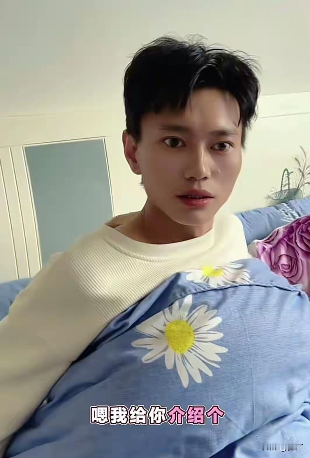 34岁贵州网红“晓浪哥”去世喜欢拍和墓地有关的视频去世原因是车祸。“晓