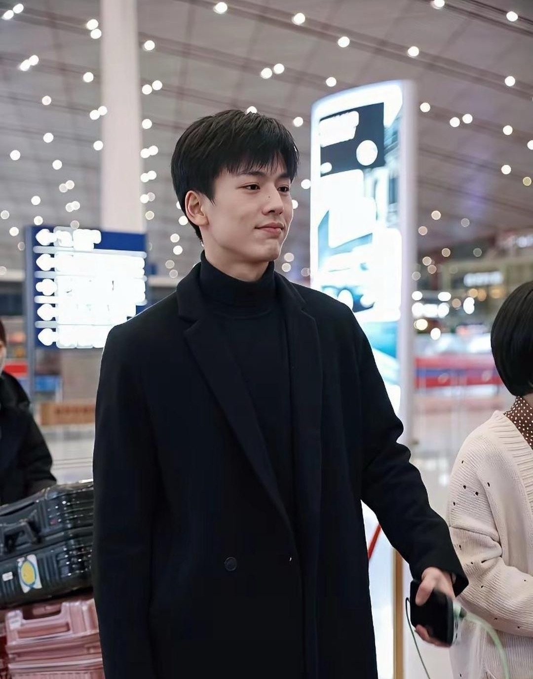 未出道前的张凌赫，人群中一眼就看见。​​​