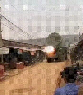 柬埔寨冰雹火箭炮炸膛，泰国VT-4主战坦克炸膛。柬埔寨一辆冰雹火箭炮急速发射，才