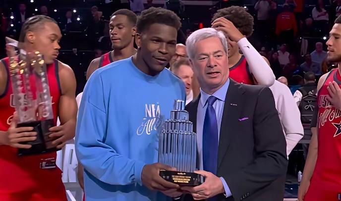 爱德华兹华子得了全明星MVP原来奖杯叫科比布莱恩特杯名副其实，也就是叫“明星