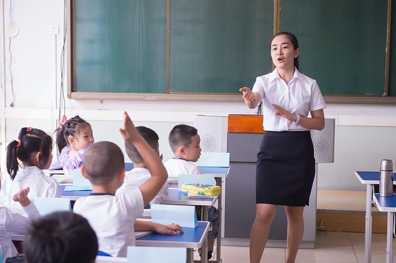 未来5年，给年轻教师提个醒：1、一定要当班主任。因为未来中小学教师肯定会过剩，