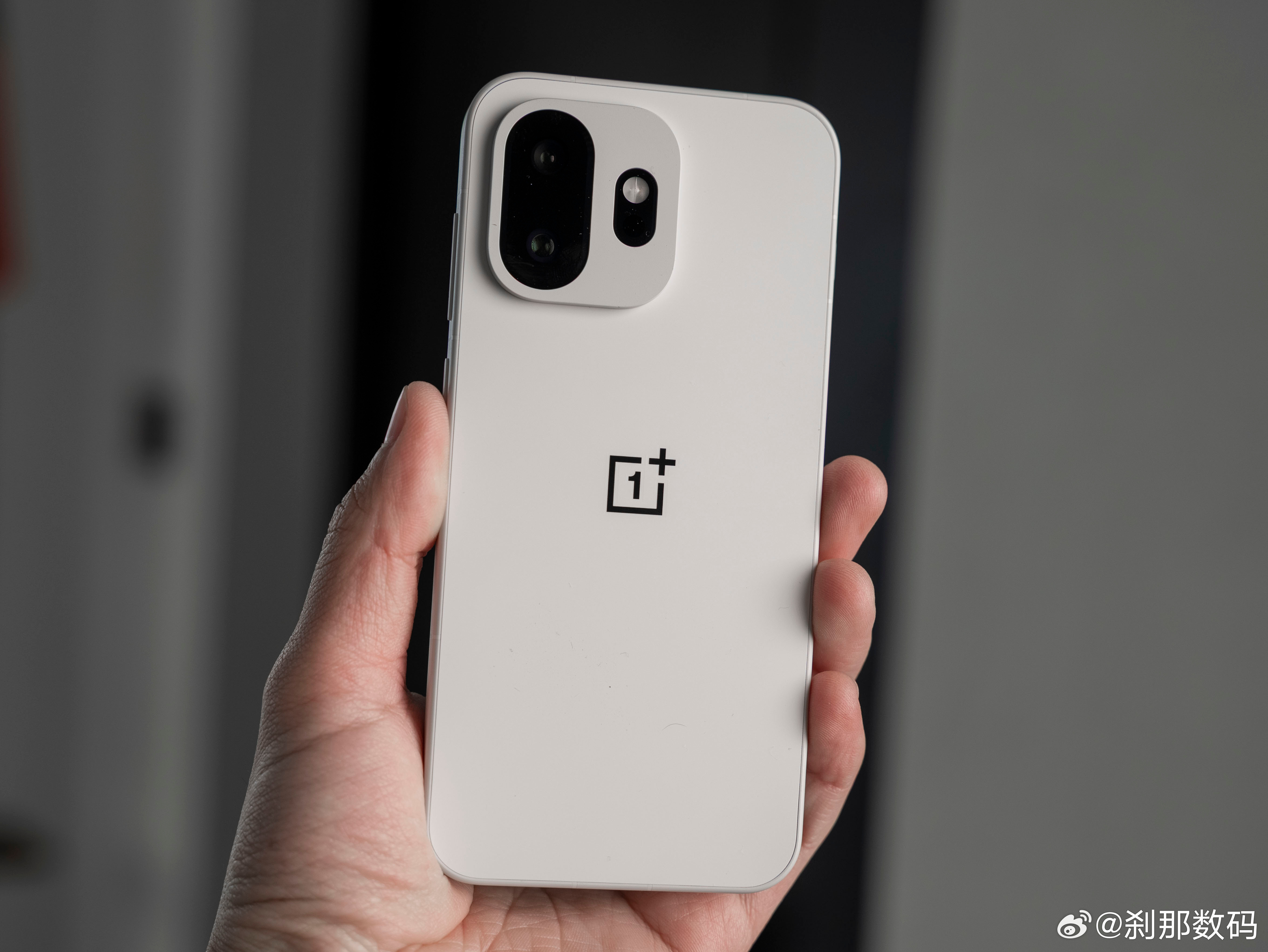 用了几天一加15T，真没想到一加能把7500mAh塞进这台小屏机里，让本就充电