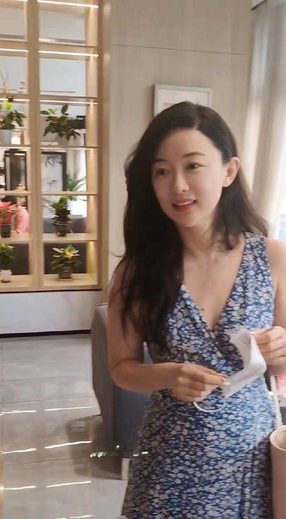 又被霍思燕美一大跳，偶遇杜江霍思燕两口子出门度假，杜江负责提包拎箱子，跟在霍思燕