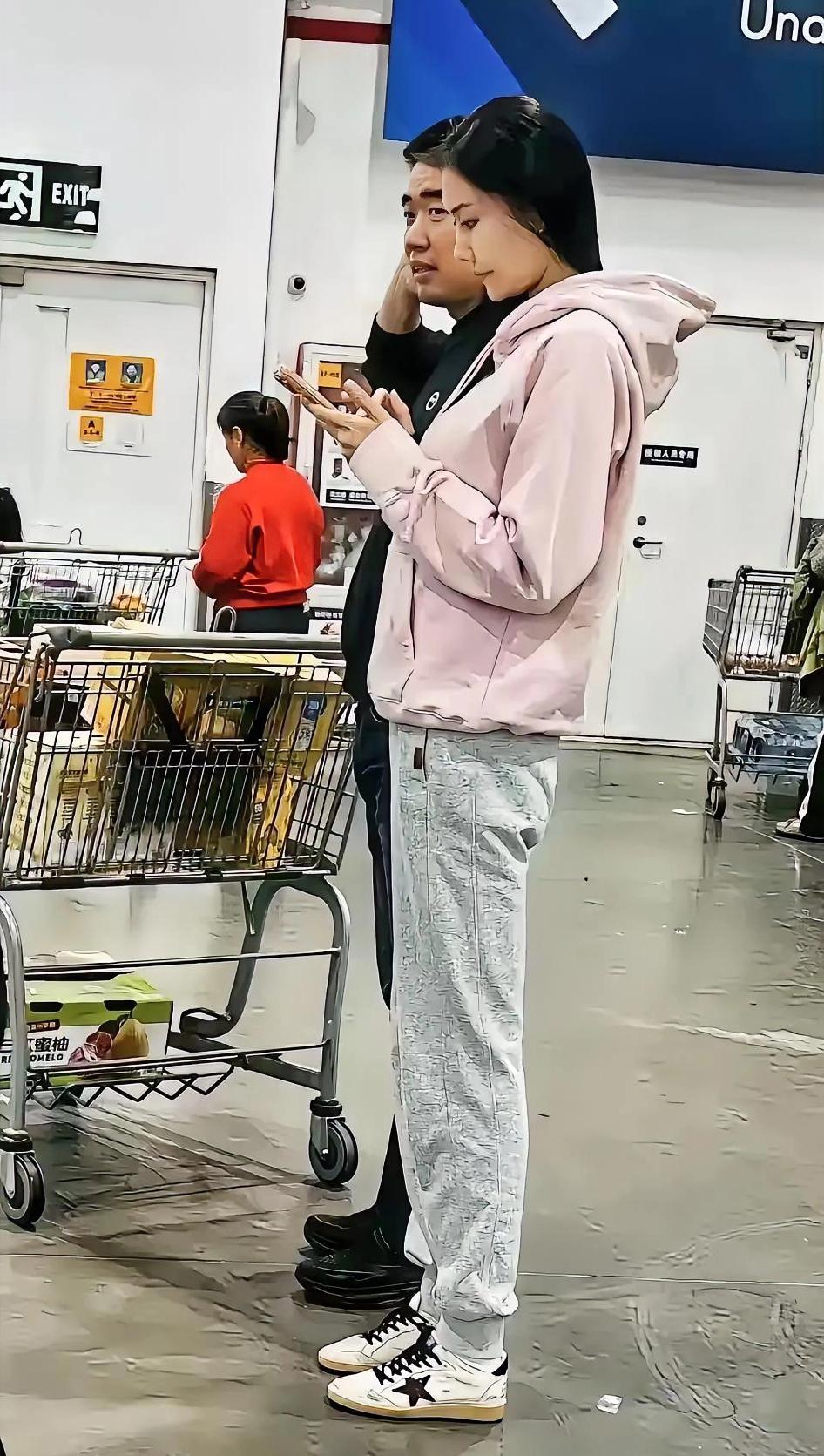 理想汽车老板李想又上热搜啦！这次不是因为汽车新品，而是他和老婆的甜蜜同框。7月