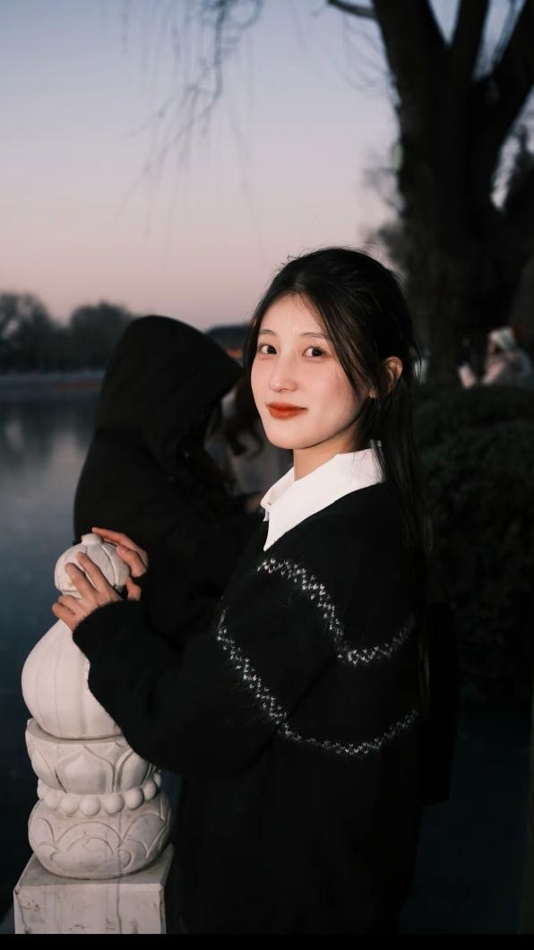 上联：浅酌慢品观流云下联：幽雅闲情听清风