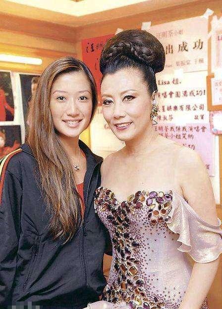 谢婷婷虽然长得不惊艳，但她有邻家小姐姐的那种美丽，她没有浪费谢贤的好基因。