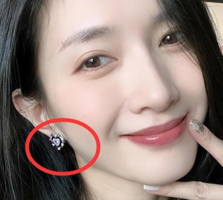 曝一线女星与富商私生子，出国留学是幌子，网友：就差直接点名了2025年5月，
