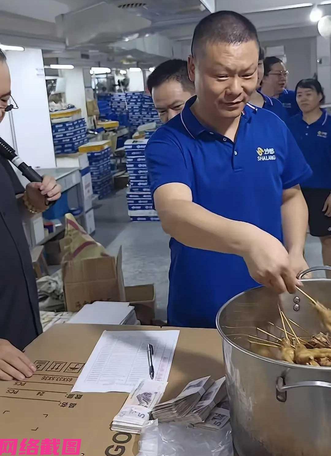 浙江有家工厂端午发福利，员工每人五块钱加一个鸡爪。可见眼前福利简单，唯独看到