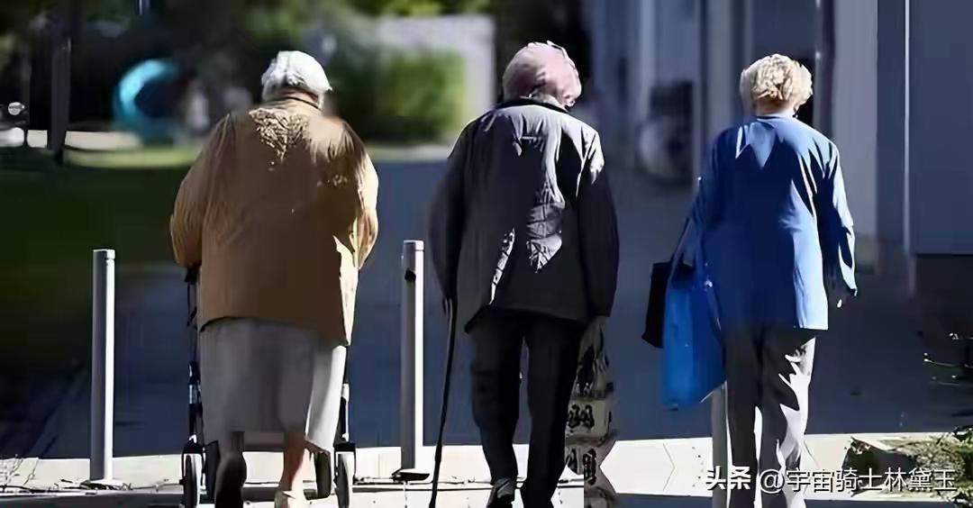 最近大家都在讨论我国迎来人口死亡高峰这事，2023年1110万去世，202