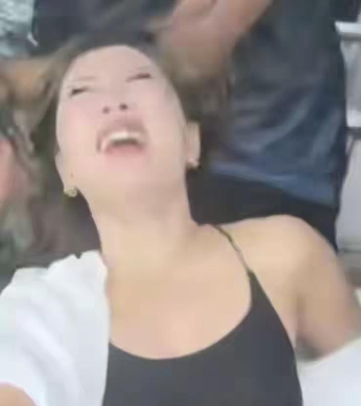 好家伙，这龙舟划的，比电视剧还精彩！前阵子龙舟赛上，一位大姐跟着队伍卖力地划