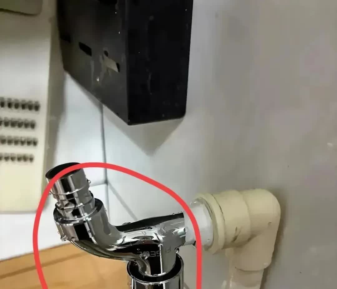 湖南，一名男子家厨房里的水龙头漏水了，于是，男子就打算自己换个新水龙头。男子去五