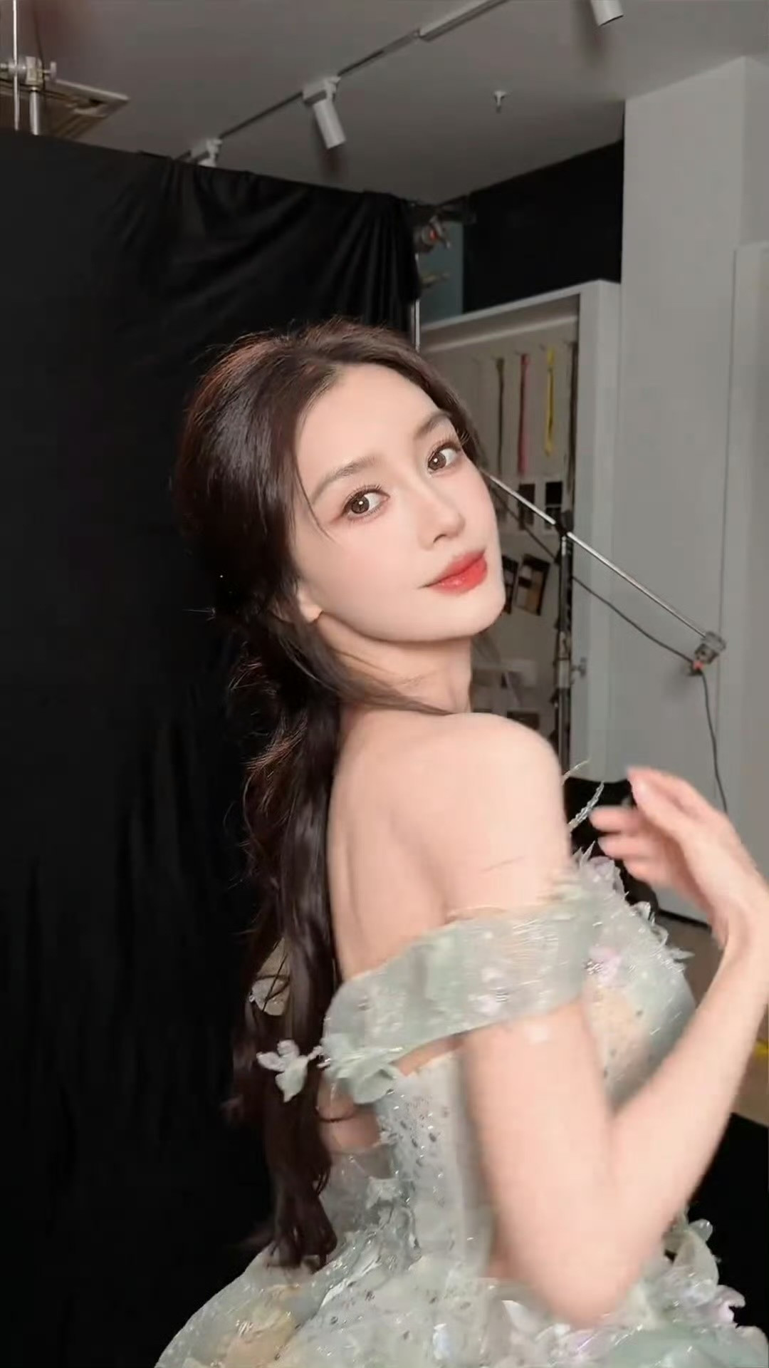 Angelababy港女配港曲完美诠释港式美人氛围感，蓬松卷发衬得五官精致柔和