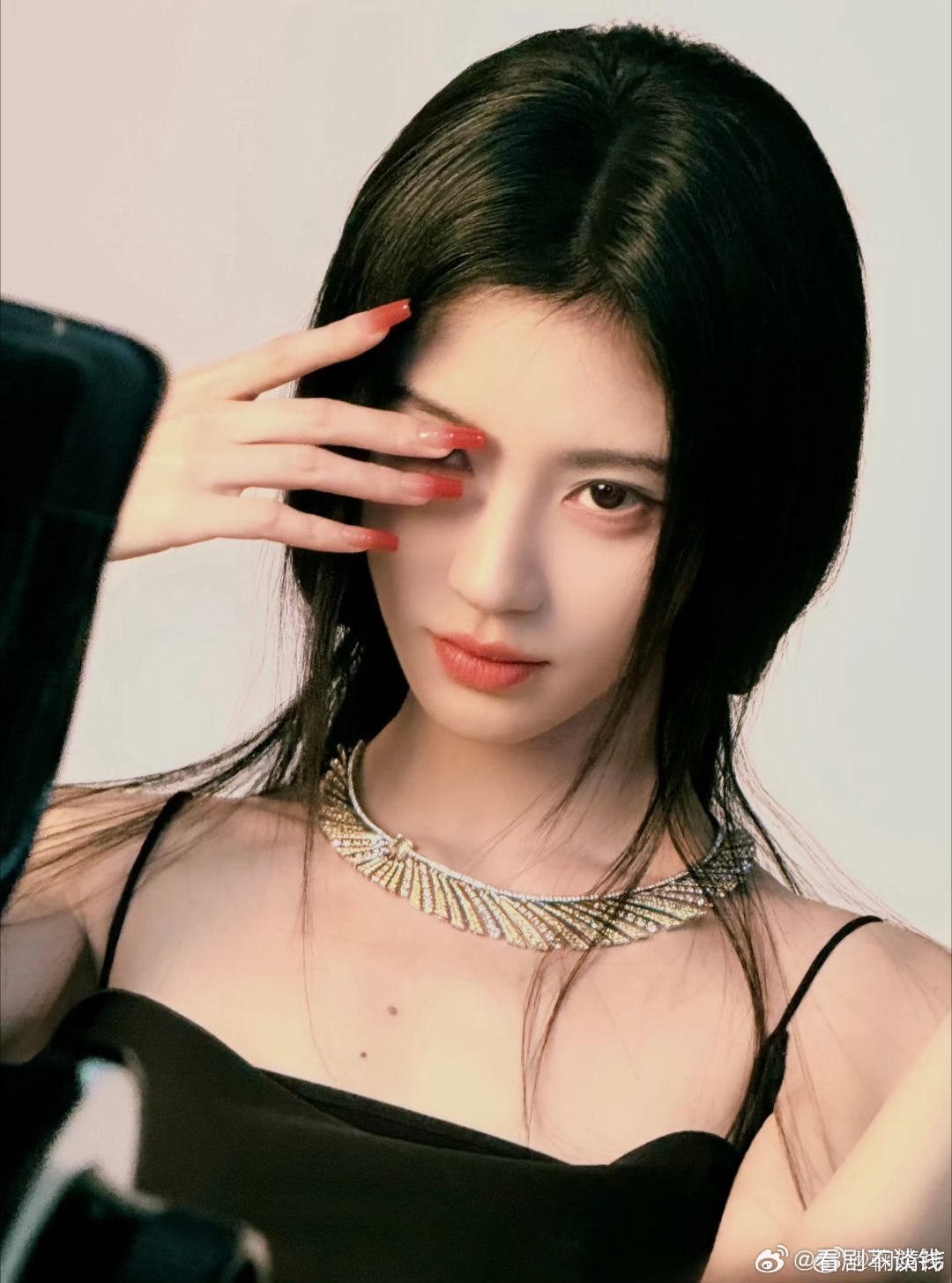 鞠婧祎晒杂志花絮图蝴蝶🦋美成啥样了姐杂志开售6小时销售额已破900万！牛