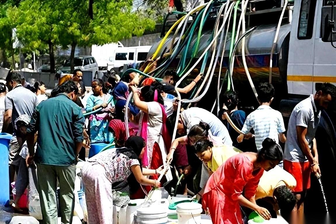 印度那场51℃的极端高温，终于把人“热”出了疯言疯语。社交媒体上，一群人竟然在