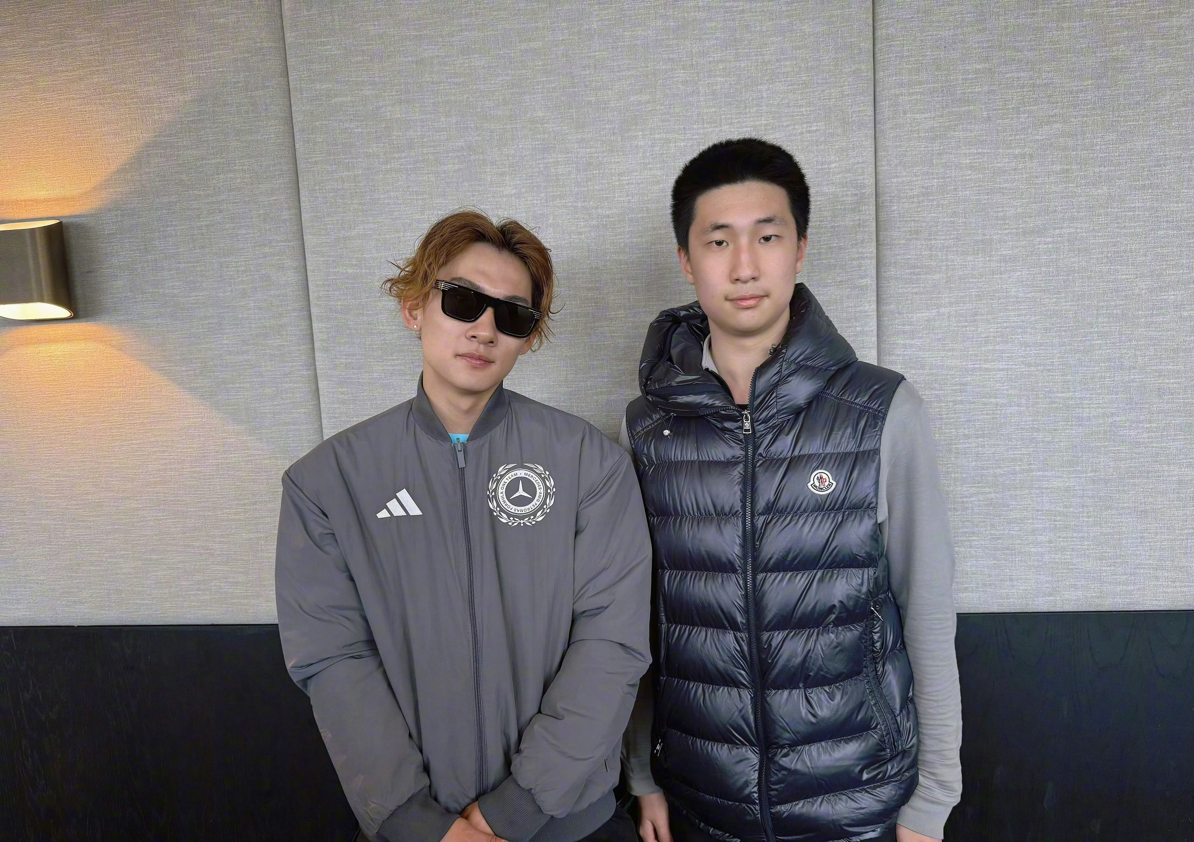 林永健儿子与苏翊鸣合照林永健带15岁儿子林大竣看F1，还和苏翊鸣同框合影啦！真的