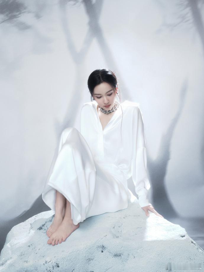 陈都灵戴了好多珍珠珍珠项链与她的气质相得益彰，陈都灵在盛典上的每个瞬间都散发着无