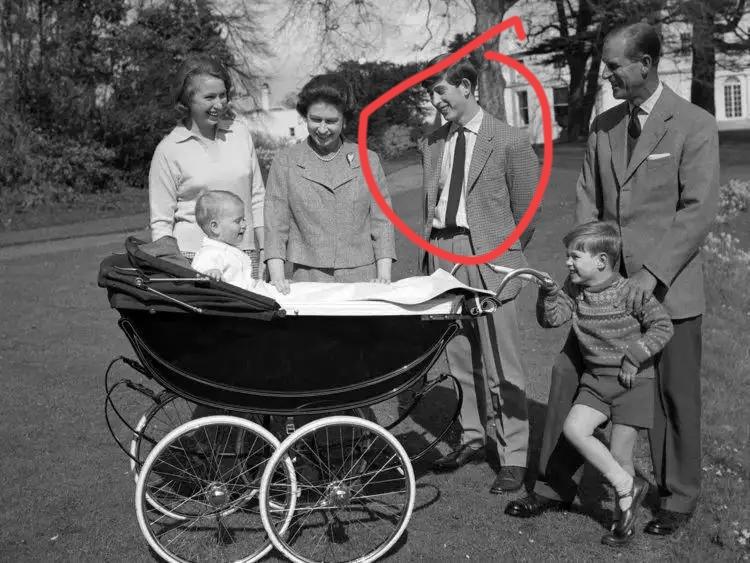 对于父母的偏爱，查尔斯一直有所怨言，为何？因为他的内心敏感阿脆弱，小与父母在一