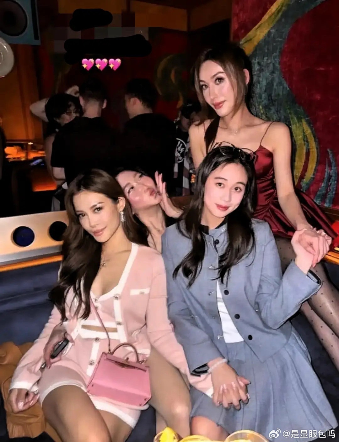 何超欣和二房外孙女何锶珩聚会，穿红色吊带裙的就是何锶珩，她是何超凤的亲女儿！不得