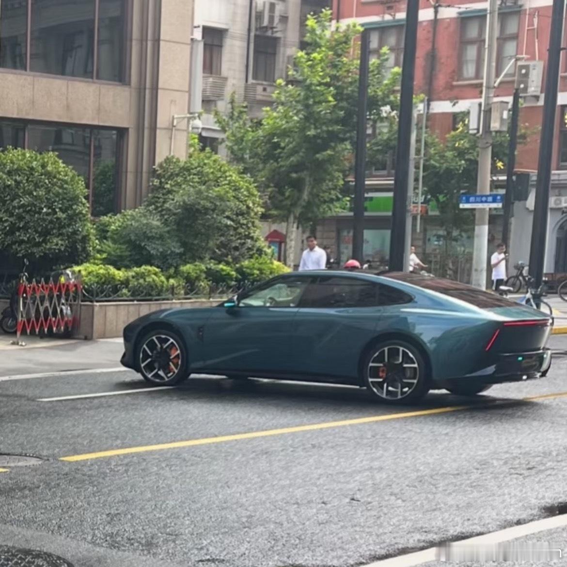 小鹏新P7无伪装图一张这有点像星际绿[思考]​​​