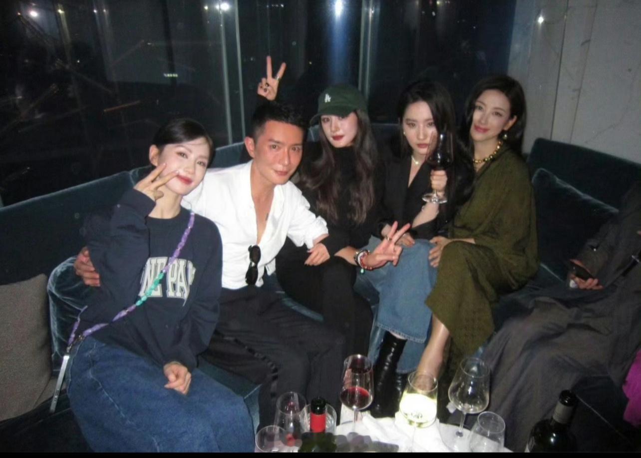 颠公，刘亦菲和杨幂怎么了，老死不相往来了吗？Vogue两个人都在回避眼神，两个